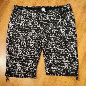UV Skinz Women's UPF 50+ Long Swim Shorts Size 4XL Blk/Wht Floral.
